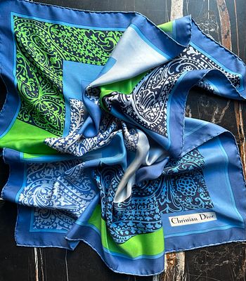 Christian DIOR. Шелковый платок.
Шелковый платок. Париж. 100% саржевый шелк, ручная обработка 