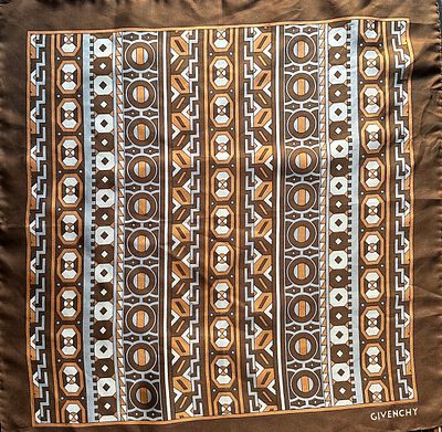 GiVENCHY
Шелковый платок.
Шелковый платок. Италия. 100% саржевый шелк, ручная обработка края. Ра 