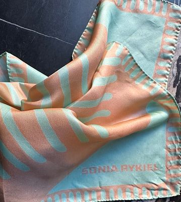 SONIA RYKiEL
Шелковый платок.
Шелковый платок. Париж. 100% шелк, ручная обработка края. Размер 