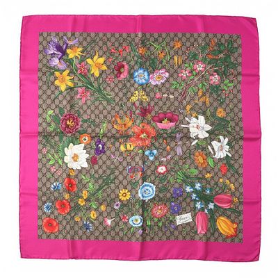 Шёлковый платок Gucci с принтом GG Flora сочетает в себе два знаковых мотива модного дома: 