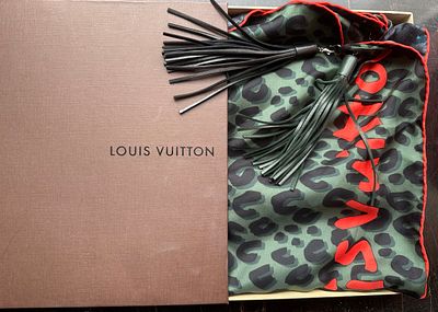 LOUIS VUITTON. Шелковый платок с двумя кожаными подвесами-кисточками. Размер 90х90. Новый, в 