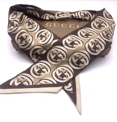 GUCCI. Шелковый платок с пряжкой. Новый, в коробке и пакете. . Аксессуар, который добавит акцент 