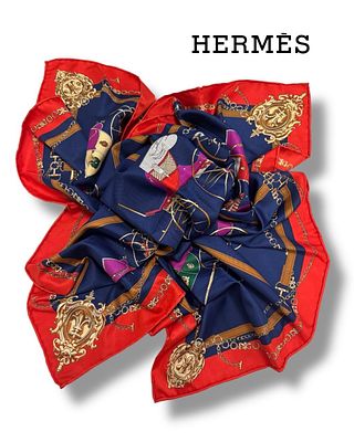 Платок HERMES. украшен узором с изображением старинных карет. Платки HERMES известны своим 