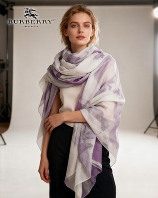 Палантин BURBERRY с эффектом акварели, в котором угадывается фирменная клетка Burberry Check 