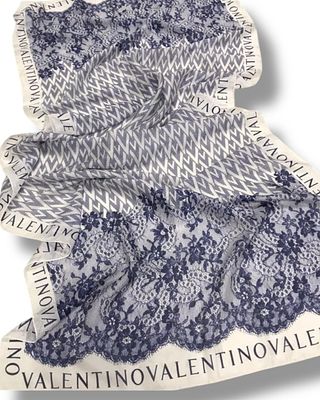 VALENTINO. Шелковый палантин. 175х68