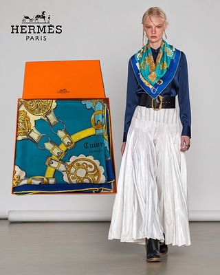 Культовый шелковый платок-каре Herm&egrave;s под названием &laquo;Cuivreries&raquo;, дизайн которого был создан 