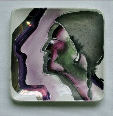 (Редкость! Музей!) Инна Олевская (1940-2021)
Тарелка квадратная "Автопортрет", 2014 год. Фарфор 