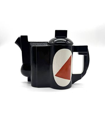 Олевская И. С.
Чайник &laquo;Скорая помощь&raquo; 2002.
Чайник супрематический, автор формы К.Малевич. 