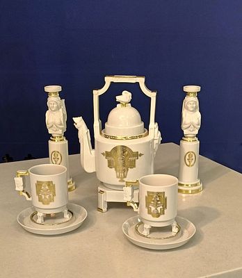 И. Олевская. 
Сервиз чайный &laquo;Встреча&raquo; на 2 персоны. 8 предметов. 
Твердый фарфор, ручная 