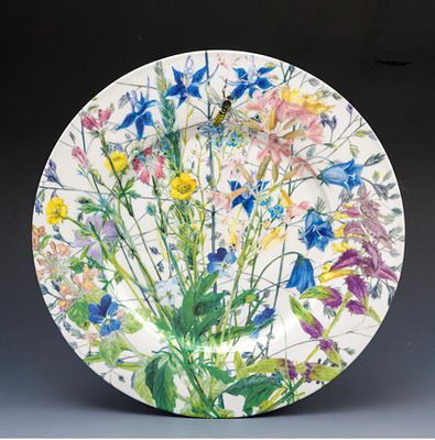 Татьяна Парфенова. 
Декоративное блюдо из коллекции &laquo;Сенокос&raquo; 
Костяной фарфор, шелкография. 