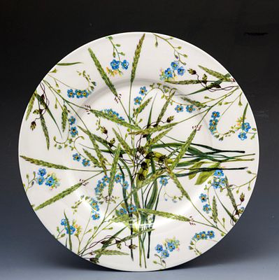 Татьяна Парфенова. 
Декоративное блюдо из коллекции &laquo;Сенокос&raquo; 
Костяной фарфор, шелкография. 