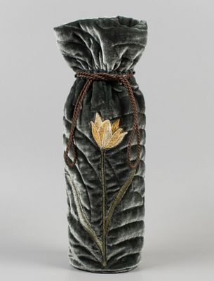 Tatyana Parfionova. Сумка для бутылки вина. 2025. Бархат, вышивка, текстиль, шнурок. Высота 32 