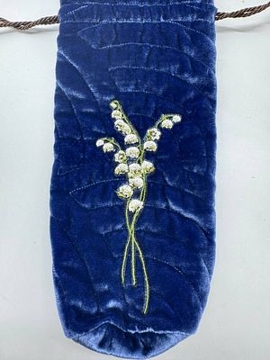 Tatyana Parfionova. Сумка для бутылки вина. 2025. Бархат, вышивка, текстиль, шнурок. Высота 32 
