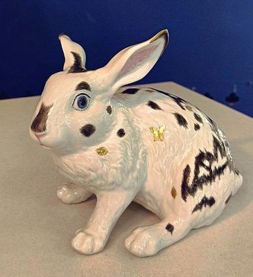 Авторская скульптура 
&laquo;Кролик бабочка&raquo; 2022. 
Автор Л.Цветкова. 
Высота 20 см, фарфор, роспись 
