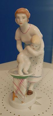 Авторская скульптура &laquo;Умывание&raquo; 2019. 
По модели Г.С. Столбовой 1950х. Высота 22 см, фарфор 