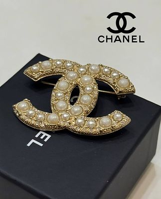 Классическая брошь CHANEL в форме культового логотипа бренда. Узнаваемая монограмма Chanel CC 