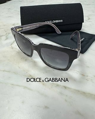 Очки DOLCE&GABBANA
формы &laquo;кошачий глаз&raquo; или мягкий квадрат в классическом черном цвете снаружи. 