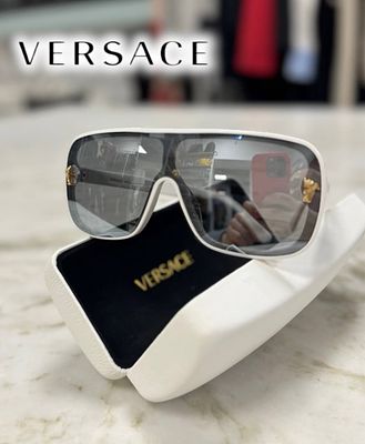 Очки VERSACE, относящиеся к категории роскошных аксессуаров с характерным логотипом Medusa
