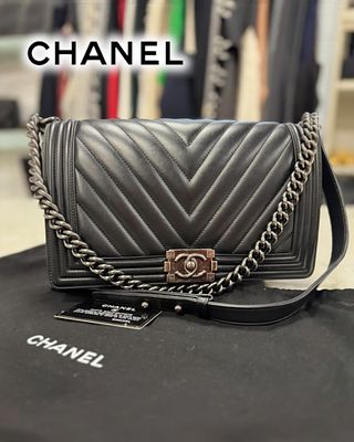 CHANEL. Сумка CHANEL BOY
Размер: 28х18х10 см. В комплекте карточка, пыльник