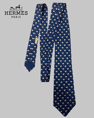 Галстук от французского модного дома Herm&egrave;s, дизайн которого известен как Snail x Hedgehog, из 