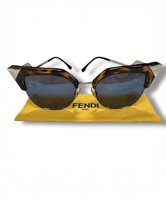Очки FENDI с черепаховым принтом и оправой с 
уникальной геометрической формой коллекции 