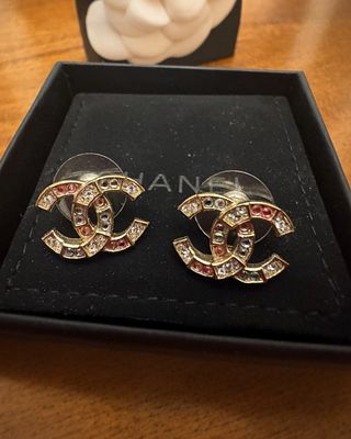 Серьги -пусеты CHANEL с культовым логотипом из коллекции multicolour, из металла с золотистым 