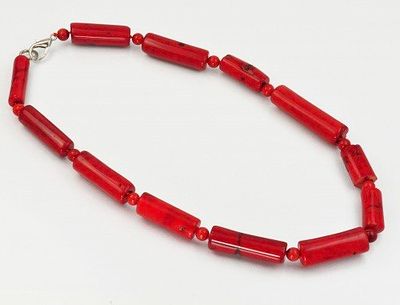 Колье Кораллы. Колье из крупных коралловых секций, чередующихся с небольшими круглыми бусинами 