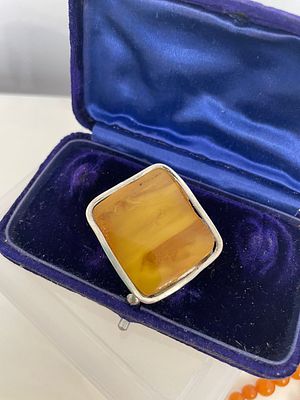 Брошь. СССР
Брошь Со своей родословной.
Именник СФБЯ
Серебро, проба 925 с кокошником. Прекрасное 