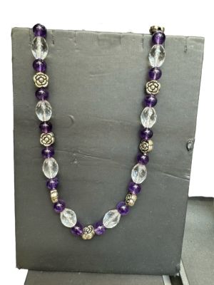 A high-quality and presentable bead and crystal string. High quakity neckless