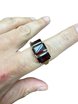 14K gold ring inlaid with garnets in an old polish. Gold weight 7.90 grams. A majestic and 