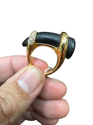 18K gold ring inlaid with black stone and 0.56CT diamonds, a very unique ring in a personal 