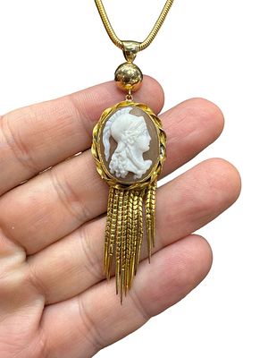 18K gold necklace with 18K gold pendant from Madonna Vintage, gold weight 17 grams. A majestic 