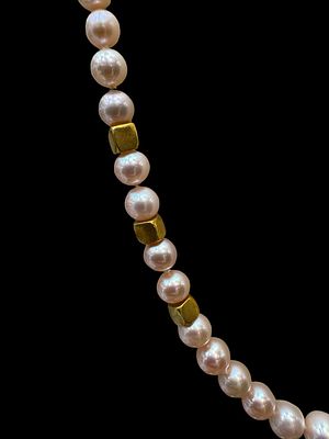 A string of natural pink pearls combined with 18K gold, length 52 cm, pearl size 5.5 mm. 