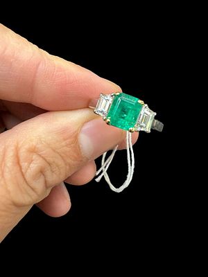 Platinum ring combined with 18K yellow gold set with natural emerald size 1.5K and 2 baguette 