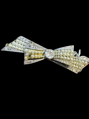 An antique 14K white gold brooch set with pearls and diamonds with an old polish. Diamonds 