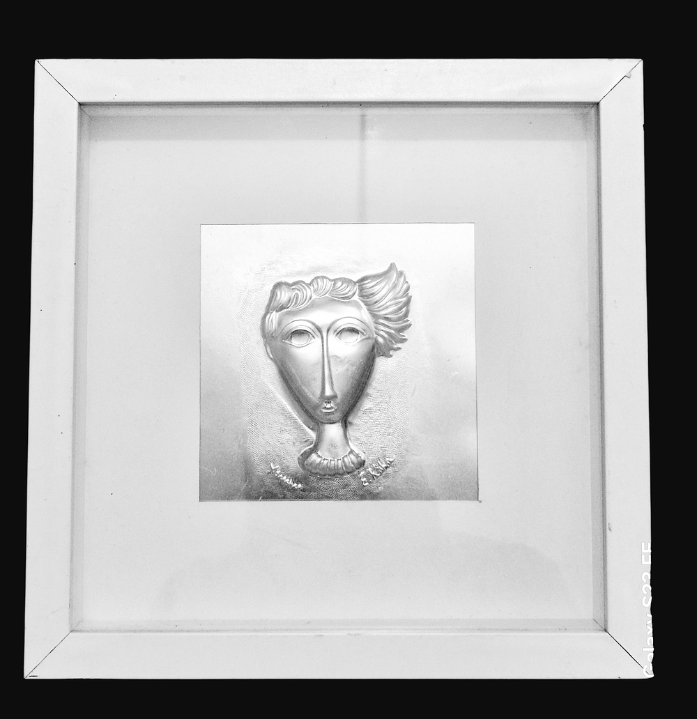 יוסל ברגנר אפריים קישון - תבליט אלומניום דמות אישה ממוסגר של האומנים יוסל ברגנר ואפריים קישון 