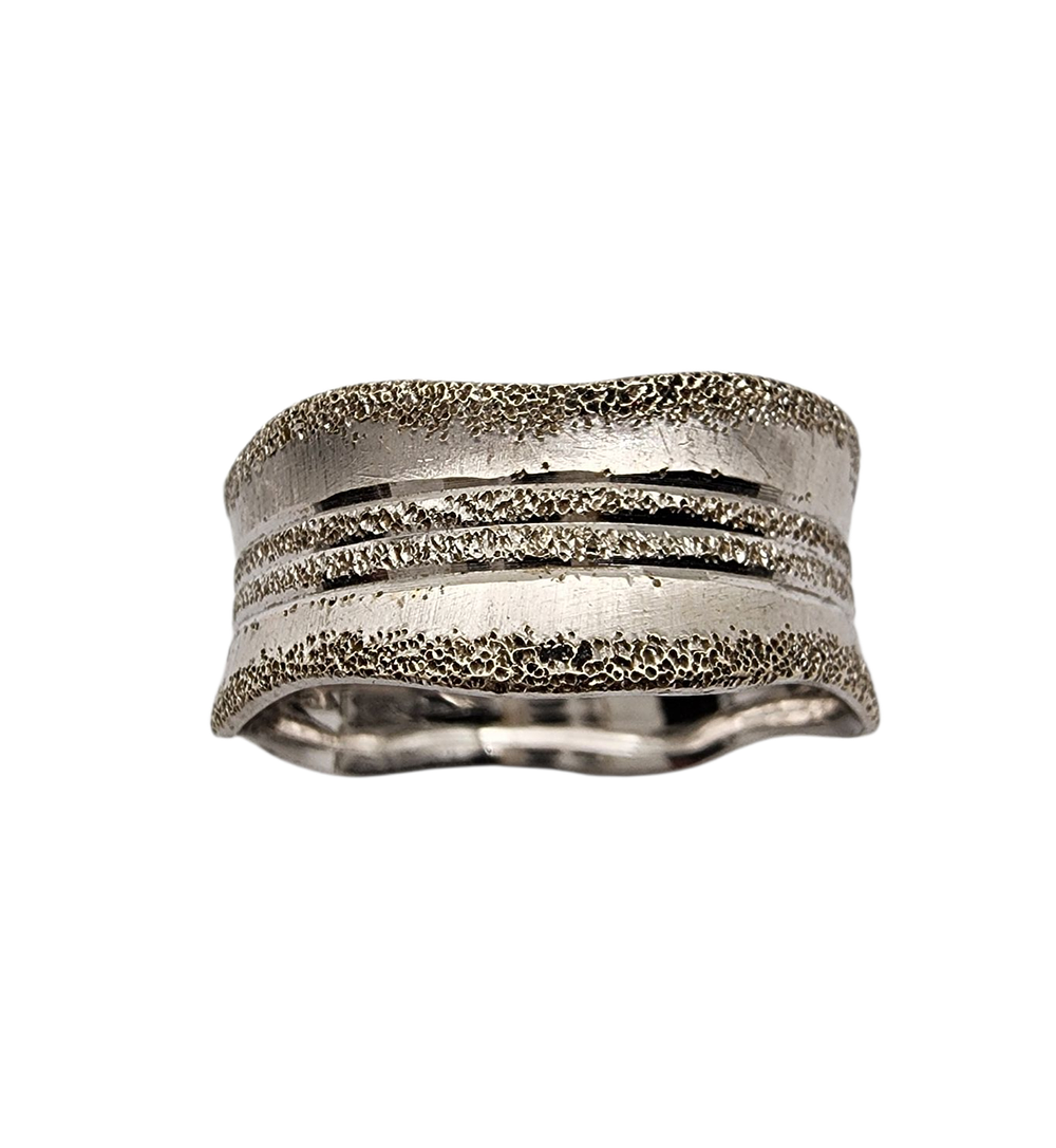 טבעת נישואין מעוצבת מזהב לבן 14K משקל : 4.16 גרם . מידה : 8.5 USA