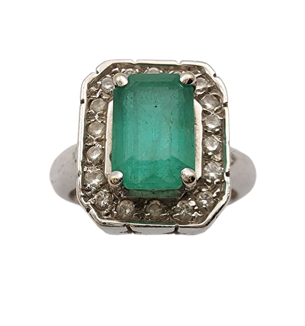 טבעת זהב לבן 14K אמרלד ויהלומים
טבעת זהב 14K משובצת אמרלד מרכזית משקל 1 קראט ויהלומים מסביב 