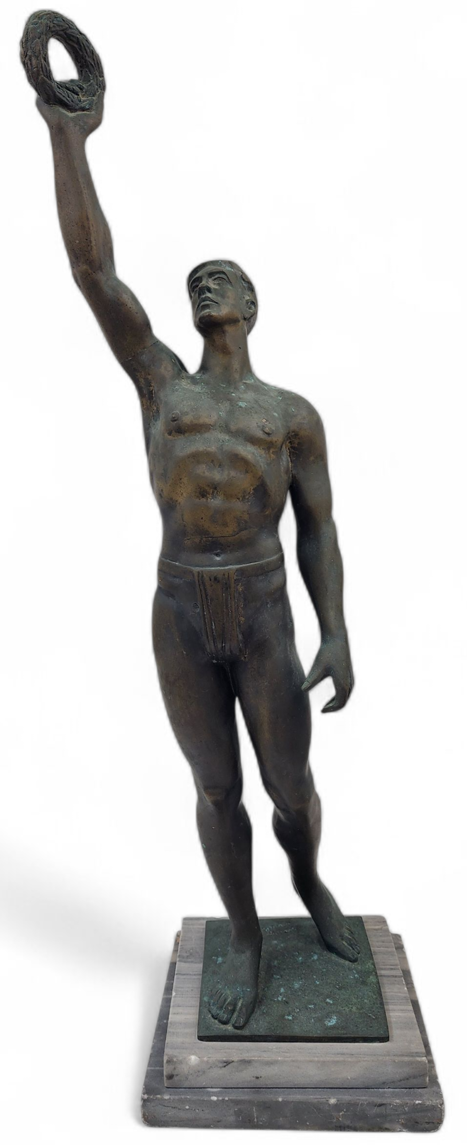 פסל ברונזה גדול ממדים זוכה בספורט עם זר דפנה חתום Szentgyörgyi Darabos Iván גובה 63 ס"מ