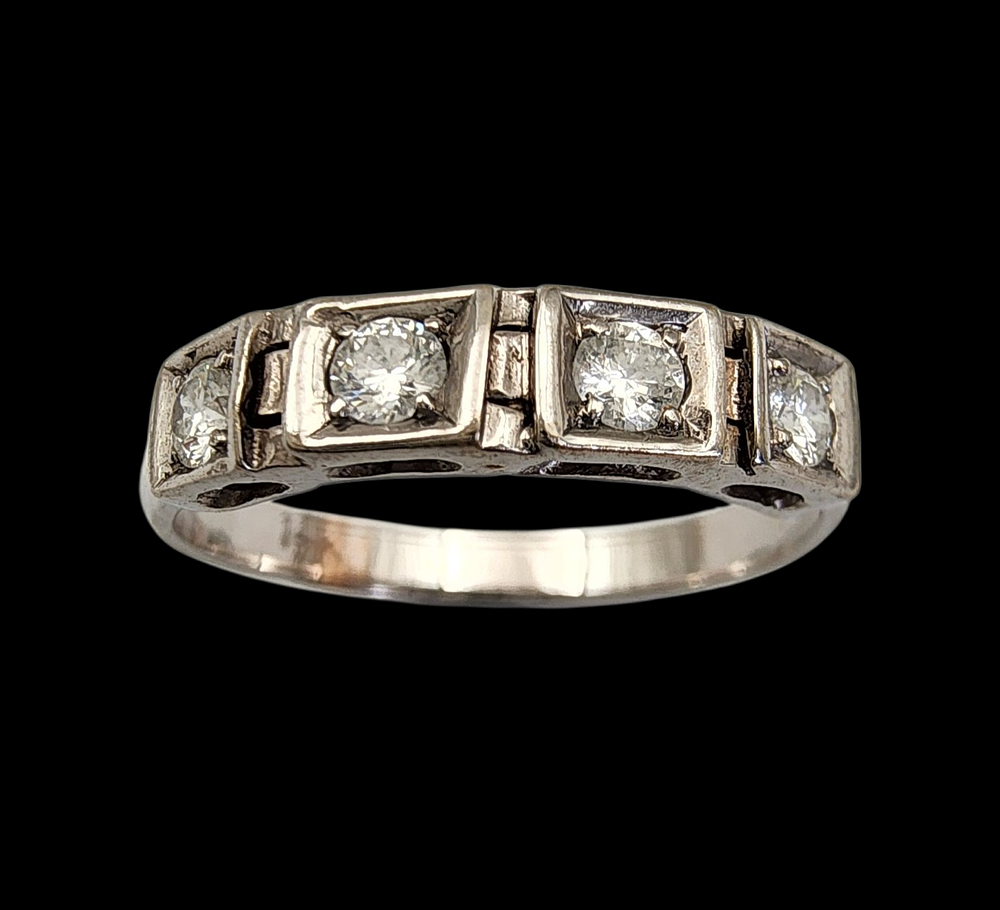 טבעת זהב 14K משובצת יהלומים במשקל כ 0.20 קראט טבעי משקל 2.3 גרם מידה 7.5 USA