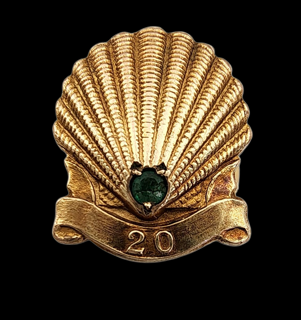 סיכת דש זהב 9K אנגלי עתיק צדף משובץ אמרלד סמל כפתור של חברת נפט Shell שהוענק לעובד לרגל 20 שנות 