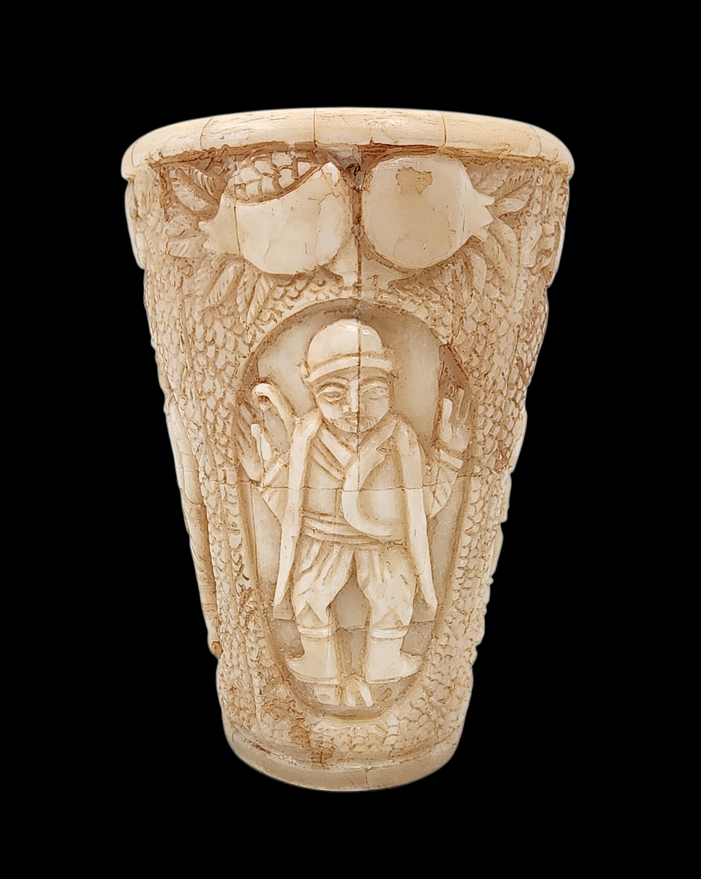 כוס קידוש מרהיבה עשויה חומר אורגני מגולפת ומפוסלת בעבודת יד בעיצוב ארבעת הבנים מהגדה של פסח 