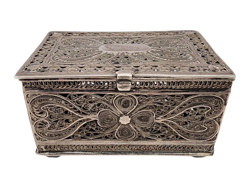 קופסא עתיקה לבשמים כסף בעבודת פיליגרן איכותית
גובה: 4 ס״מ, מידות: 7/4.7 ס״מ
משקל: 60 גרם