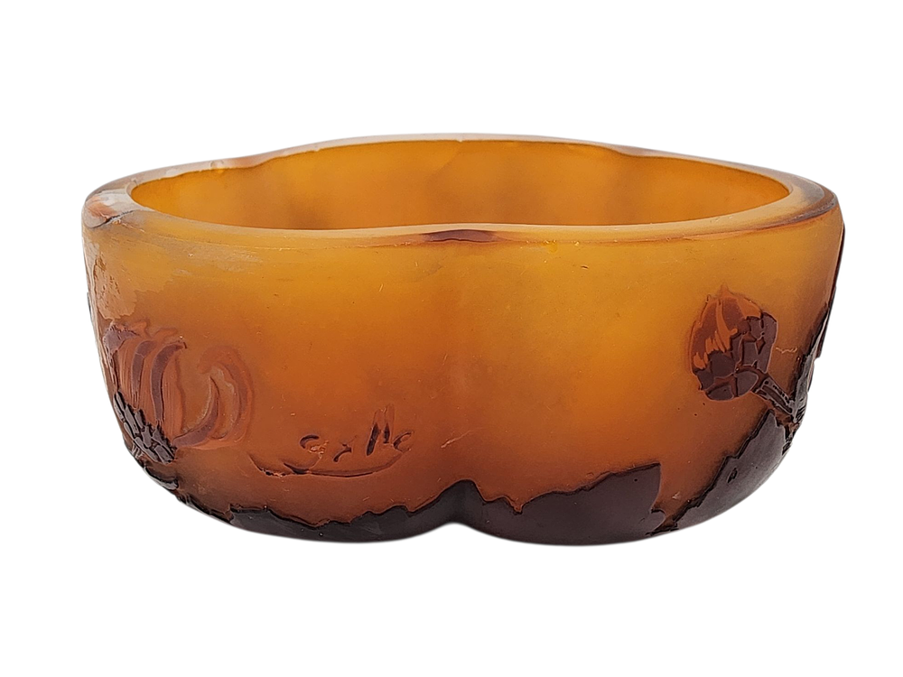 קערה קטנה גאלה galle זכוכית עבודת קמאו קערת זכוכית galle מעוטרת חרציות על רקע כתום גובה: 6 ס"מ 