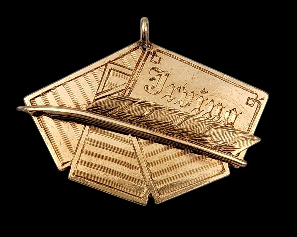 תליון פנקס וקולמוס זהב 14K בעיצוב הפנקס פתוח והיד כותבת משקל 2.5 גרם מידה 2.5/2 ס"מ