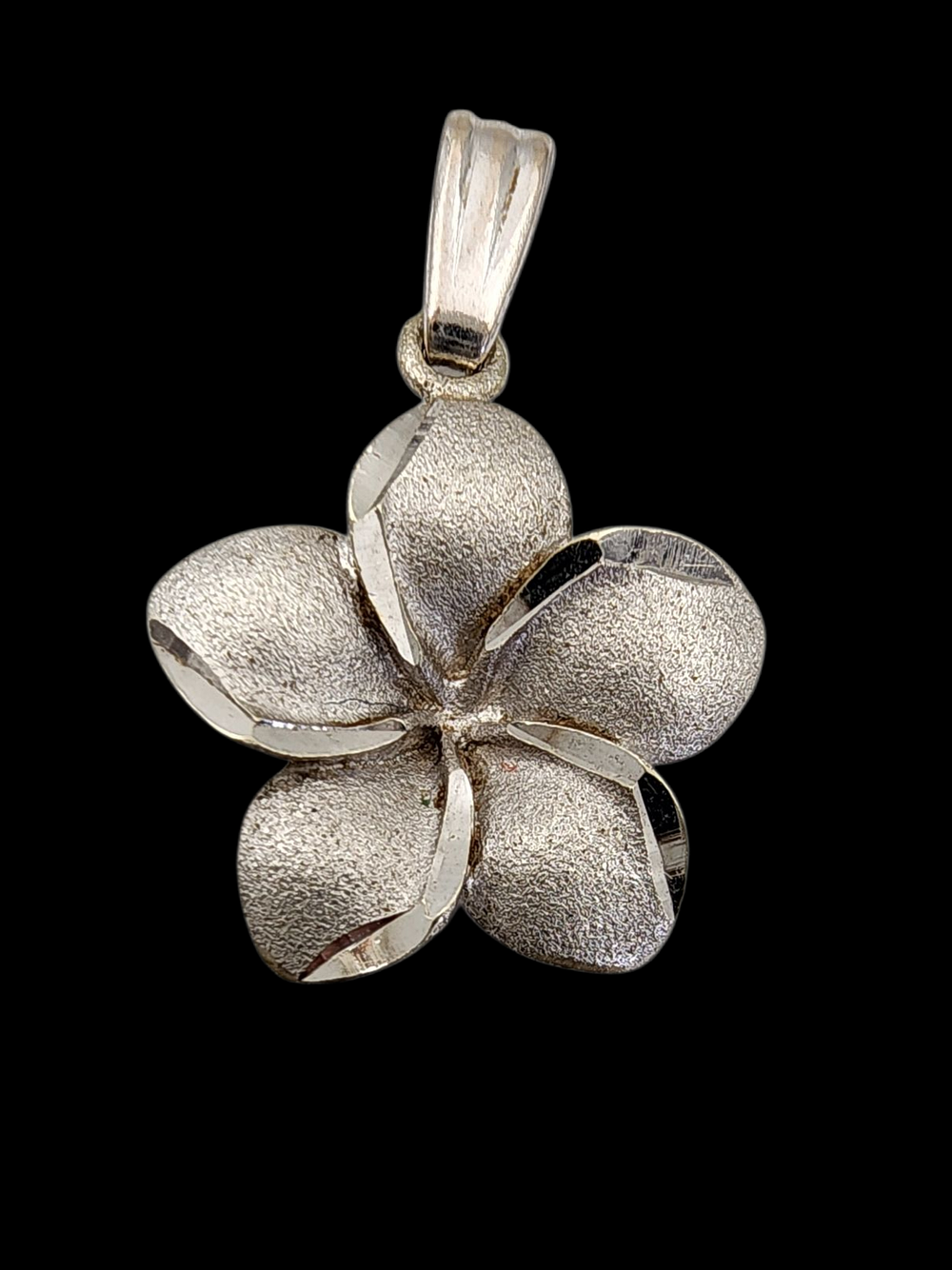 תליון פרח זהב לבן 14K משקל 1.1 גרם מידה 1.3 ס"מ