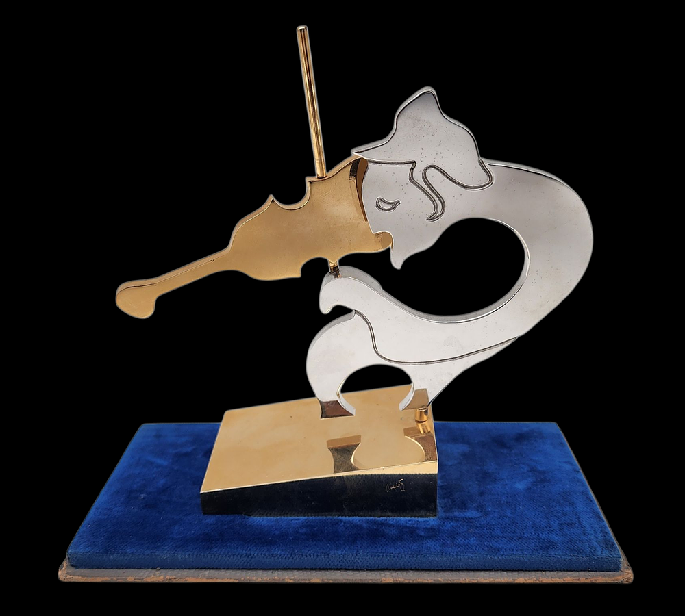 פסל מודרניסטי כנר על הגג קינטי מסתובב מתכת מוזהבת חתומה אמן .מידה 15 ס"מ