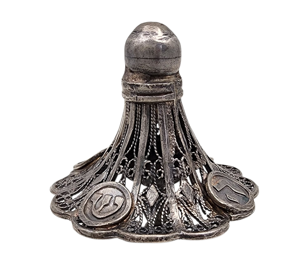 סביבון כסף בסגנון פיליגרן עם הכיתוב נ.ג.ה.ש משקל 37 גרם קוטר 4.5 ס"מ גובה 5 ס"מ