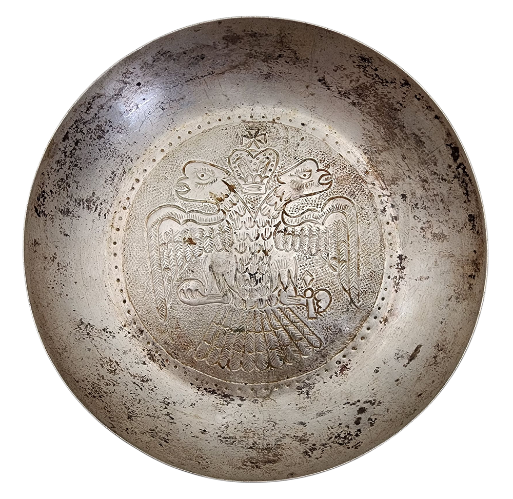 צלוחית מאפרה כסף 830 מעוטרת חריטה בעבודת יד של נשר דו ראשי משקל 41 גרם קוטר 9 ס"מ