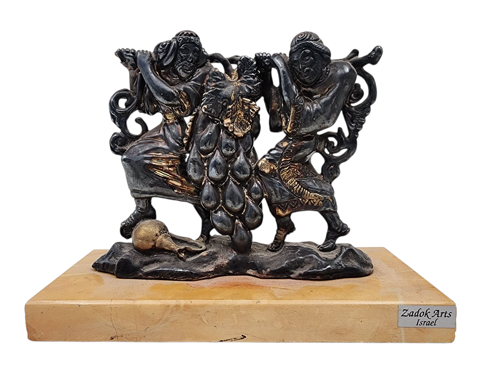 צדוק פסל המרגלים כסף 925 אלקטרופורמינג מוזהב חלקית על בסיס אבן, חתום 925 ZADOK גובה 16 ס"מ רוחב 